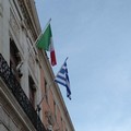 Festa della Repubblica ellenica, la bandiera greca al Palazzo di città di Bari