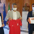 Maglie della Fc Bari 2016/'17 vendute per 4mila euro, ricavato donato al Comune