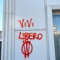 Scritte no-vax sulla sede della Cgil Bari, il sindacato: «Sono i nuovi fascismi»