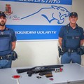 Bari, in moto con kalashnikov e fucile a pompa cerca di sfuggire ai poliziotti: arrestato 28enne