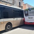 Traffico impazzito a Santo Spirito: due autobus si toccano, auto bloccate