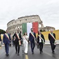 Sindaca di Merano rifiuta di indossare fascia tricolore. Lo sdegno di Antonio Decaro