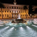 Piazza Umberto, si accendono le nuove luci della fontana