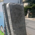 Altro che porta a porta: a Santo Spirito vecchi materassi smaltiti per strada