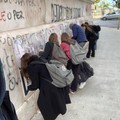 Via scritte e manifesti dalla facciata del Flacco, puliscono gli studenti