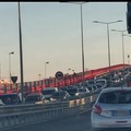 Cordoni di forze dell'ordine nel centro di Bari, traffico paralizzato dal corteo dei pescatori