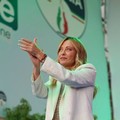 Meloni a Bari: «Longevità è stabilità. Onore per me servire questa generazione che ha fatto la storia»