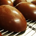 Cioccolato scaduto per le uova di Pasqua, sequestri a Bari