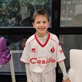 Autografi dai calciatori del Bari nonostante la sconfitta. Il bimbo di Giovinazzo commuove gli sportivi