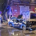 Incidente in centro a Bari: scontro violento tra un’auto della Polizia e un furgoncino