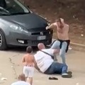 Tifoso picchiato nel parcheggio del San Nicola davanti al figlioletto: il video è virale