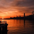 Mano nella mano per guardare l'alba rossa. Papà e figlio sul lungomare di Bari