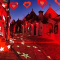 I trulli di Alberobello si colorano di rosso per san Valentino