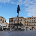 Bari si prepara al Natale, in piazza Ferrarese arriva il grande albero