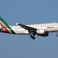 Problemi al carrello sul volo Bari-Milano, l'aereo rientra dopo il decollo