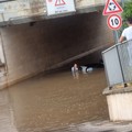 Nubifragio su Polignano, auto bloccata nel sottopasso allagato