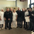 Gli agenti della Questura di Bari rinunciano a 3mila buoni pasto e donano cibo a InConTra