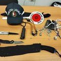 Lancia oggetti con la fionda verso i balconi, nello zaino aveva machete e coltelli. Arrestato