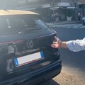 Danneggia le auto in sosta, fermato dalla Polizia Locale. Lo sfogo sui social