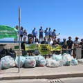 Plastica e non solo, i volontari ripuliscono il molto di Ponente di Santo Spirito a Bari