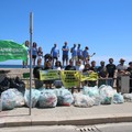 Plastica e non solo, i volontari ripuliscono il molto di Ponente di Santo Spirito a Bari