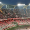 Fumogeni in curva durante le partite del Bari al San Nicola, scatta il Daspo per nove tifosi