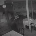 Sfondano l'ingresso di un ristorante, notano le telecamere e si danno alla fuga
