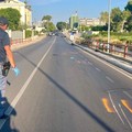 21enne trovato morto sull'asfalto a Bari, sul casco un foro. S'indaga