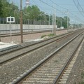 Attraversano i binari e bloccano i treni, caos a Bari