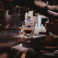 Il caffè al bar sta diventando un lusso?