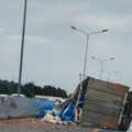 Bari, camion carico di frutta si ribalta sulla statale 16: traffico in tilt