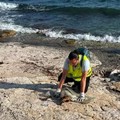 Cane si perde e finisce in mare: salvato da due operatori ecologici