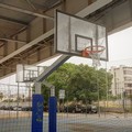 Bari, sostituiti i canestri del campetto da basket sotto il ponte Adriatico