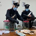 Tenta di sfuggire al controllo dei carabinieri: 32enne arrestato per spaccio di droga in provincia di Bari