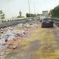 Camion perde carico di pasta sulla statale a Bari, traffico deviato