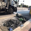 Bari, ignoti incendiano cassonetti davanti alla spiaggia di Pane e Pomodoro