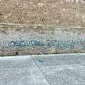 Bari vecchia, scritte con la vernice spray sulla facciata del castello