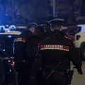 Non si fermano all’alt e tentano la fuga, ma finiscono sulle auto in sosta