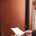 Mola di Bari, il sindaco consegna al nonno la lettera dei nipoti che vivono a Milano