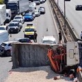 Camion ribaltato allo svincolo Santa Caterina. Traffico in tilt sulla SS16