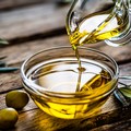 Leccese annuncia controlli sull'olio extravergine. Fratelli d’Italia: «Sbaglia, il compito è dei Nas»