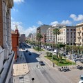 «Tua figlia viene con me». Mamma salvata da passanti su Corso Cavour