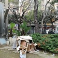 Bari, degrado in piazza Umberto. Il monumento ai caduti di via dell'Arca è una discarica