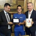 Il sindaco Decaro premia il nuotatore Daniel Douglas Di Pierro
