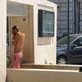  "Doccia " in diretta nel centro di Bari, c'è chi si sciacqua nella fontana