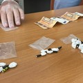 Sorpreso con 33 dosi di cocaina in piazza Umberto: arrestato un 40enne