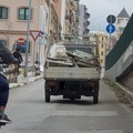 Con un motocarro scaricavano materiali edili in via Dieta da Bari, presi