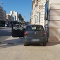 Con l'auto si schianta sul marciapiede del Petruzzelli, guai per l'anziano guidatore