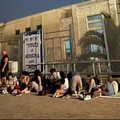 Stasera il concerto di Marco Mengoni a Bari, fan accampati all'esterno del Della Vittoria