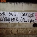 Striscioni a Bari pro apertura delle frontiere